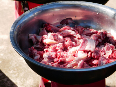 小伙伴特别邀请一年一度杀猪菜
天光吃到天黑从杀死猪猪到吃掉猪猪不超过两小时超级新鲜超级原味的烤猪猪
吃到翻白眼然后再吃席
大理的南涧山头冬樱飞舞小狗跳跃
江山辽阔绝美我大中华