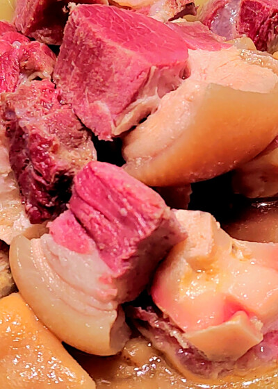 #宣威菜 #昆明宣威菜 新年来吃余味乡宣威菜的东站店，这是余味乡的新店，环境比老店更具有浓郁的乡野特色，20个人的大包房大气上档次，适合年底的大家庭、小单位聚餐。
他们家的特色依旧是三年老火腿、宣威小炒肉、…