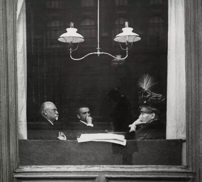 ▲ 老照片《维也纳咖啡馆》（1905-1914）奥地利摄影家迈耶（E. Mayer，1871-1938) 作选自迈耶摄影集《那时在维也纳：世纪之交的人们》