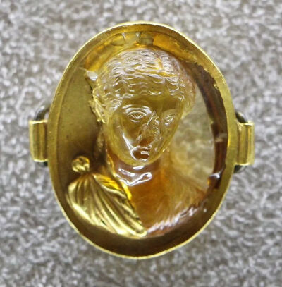 ▲  古罗马黄水晶宝石浮雕《皇后福斯蒂娜头像》（公元二世纪）作于公元2世纪，16世纪以黄金修复现藏于佛罗伦萨国立考古博物馆