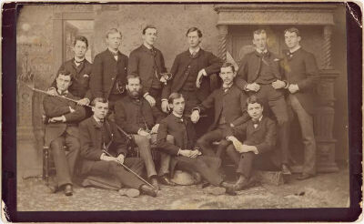 ▲   贝伦森（前排右下坐者）在波士顿大学与同学合影（1883）现藏于佛罗伦萨伊·塔蒂别墅（哈佛大学意大利文艺复兴研究中心）