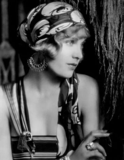 1926年，埃丝特·罗尔斯顿为失传的无声电影《美国维纳斯》拍摄宣传片。来自弗雷德里克·西德尼·库克。