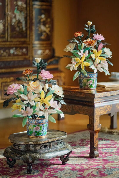 20世纪中国出品传统东方花卉纹景泰蓝盆装饰「圣洁华贵」珍宝像生盆景一对 