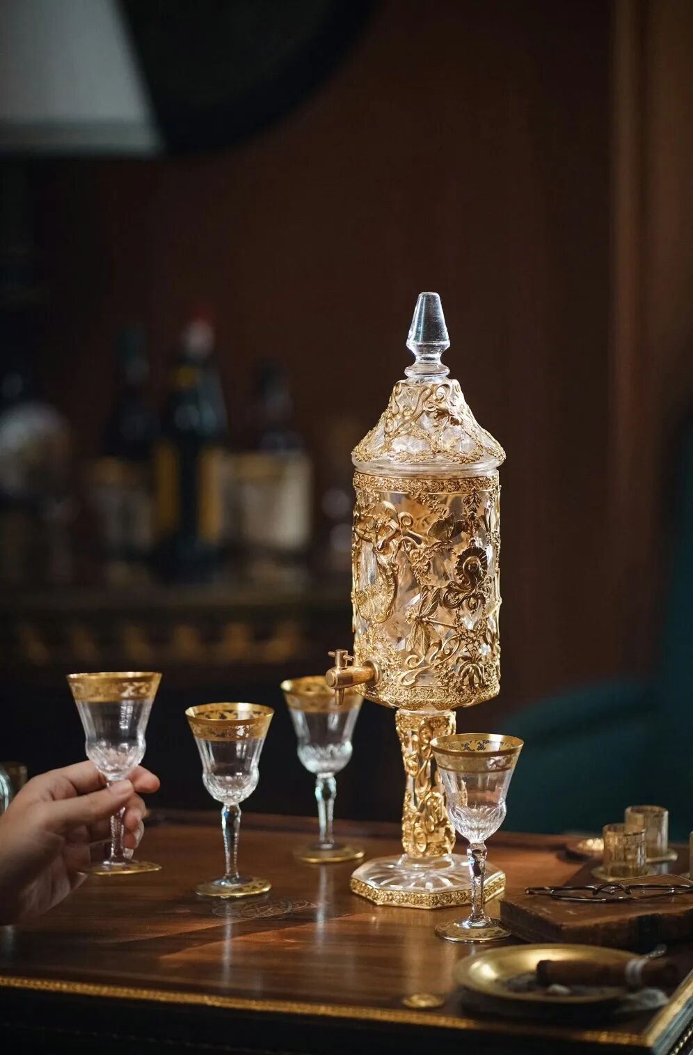 19世纪末20世纪初法国出品新艺术风格少女与昆虫花叶主题铜鎏金精雕装饰可开关式水晶酒桶