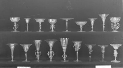 ▲ 威尼斯玻璃酒杯（十六世纪晚期）现藏于纽约大都会艺术博物馆