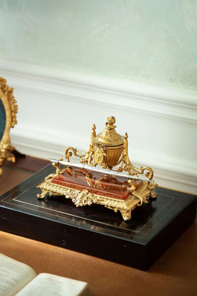 19世纪末法国出品花环奖杯主题铜鎏金精雕嵌玛瑙底座墨水台