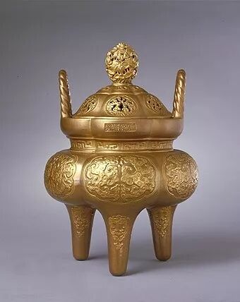 清乾隆  仿古铜金釉三足炉北京故宫博物院藏