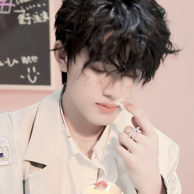 我们的关系可以像毛绒玩具一样简单吗，你戳一下我，我就会对你说话，你抱住我，我也抱住你...