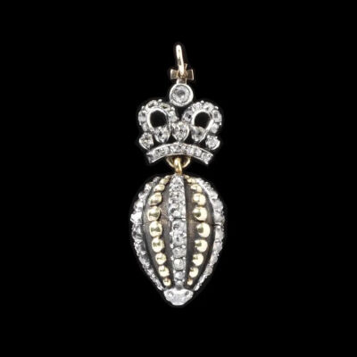 吊坠，俄罗斯，约 1790年，材质：钻石、黄金、白银、玻璃，尺寸：3.9 × 1.5 × 1.5 厘米，Victoria and Albert Museum, M.156-2007，由美国维多利亚与阿尔伯特博物馆协会（American Friends of the Victoria and Albe…