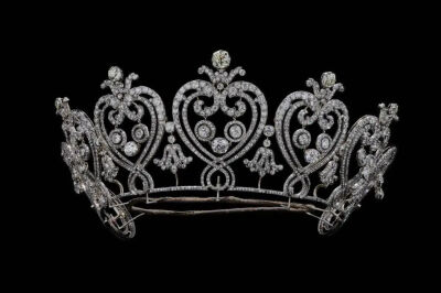 Manchester Tiara，卡地亚（Cartier），巴黎，1903年，材质：钻石、黄金、白银、人造宝石，尺寸：9.1 × 23.5 × 19 厘米，2007 年由英国政府以抵缴遗产税方式接收，并划拨至维多利亚与阿尔伯特博物馆 ©Victoria and A…