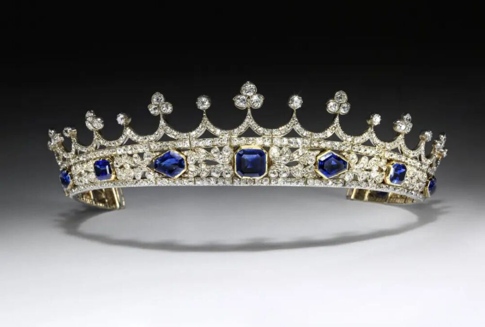 Queen Victoria Coronet，伦敦，1840-42年，由阿尔伯特亲王设计；Kitching & Abud 制作，材质：蓝宝石、钻石、黄金与白银，Commonwealth ©Victoria and Albert Museum, London，由 William 与 Judith、Douglas 与 James Bollinger 慷慨捐赠购入，作为献给国家及英联邦的礼物