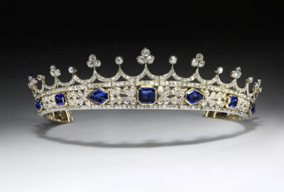 Queen Victoria Coronet，伦敦，1840-42年，由阿尔伯特亲王设计；Kitching & Abud 制作，材质：蓝宝石、钻石、黄金与白银，Commonwealth ©Victoria and Albert Museum, London，由 William 与 Judith、Douglas 与 Ja…