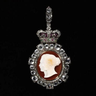 维多利亚与阿尔伯特皇家勋章一级徽章，制作：R & S Garrard（徽章）；Tommaso Saulini（浮雕），地点：伦敦（徽章）、罗马（浮雕），约 1862–1864 年，材质：玛瑙浮雕、钻石、红宝石、祖母绿、仿宝石、黄金、白银，…