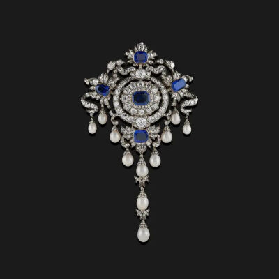 Portland Stomacher，加拉德（Garrard），伦敦，约 1880 年，材质：蓝宝石、钻石、黄金、白银，尺寸：15.5 × 8.5 × 2.5 厘米，The Al Thani Collection, ATC019a © The Al Thani Collection, 2018.版权所有，摄影：P…