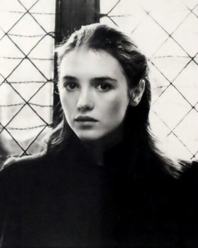 1977年，伊莎贝尔·阿佳妮出演《维奥莱特和弗朗索瓦》。 ​​​