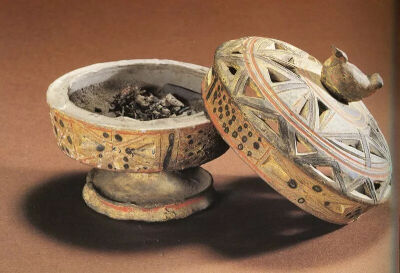 西汉  彩绘陶熏炉（炉内是高良薑和辛夷等香草 ）湖南省博物馆藏