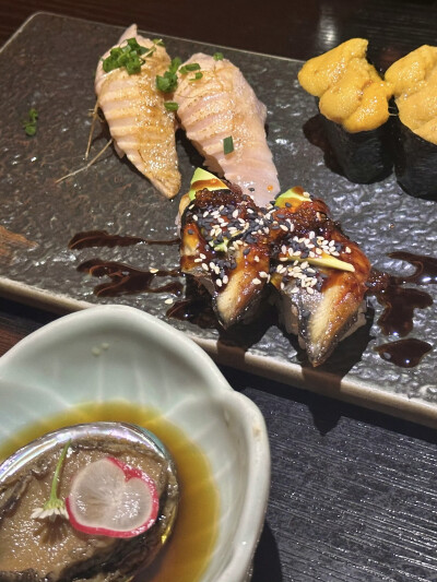 逛吃下关漫游车河
抬头已是星辰高耸皓月悬空
清酒几盏下肚只是人已惘然