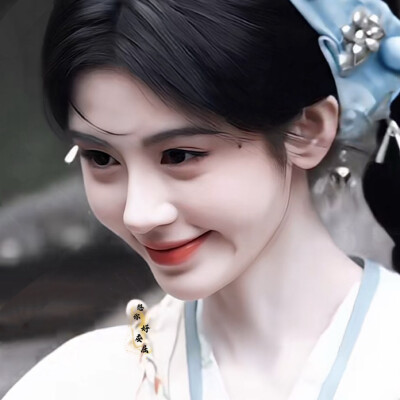 请你抱紧我 直到心跳与你同频 肋骨轻颤也不愿放