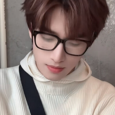 老年网速少年脸颊