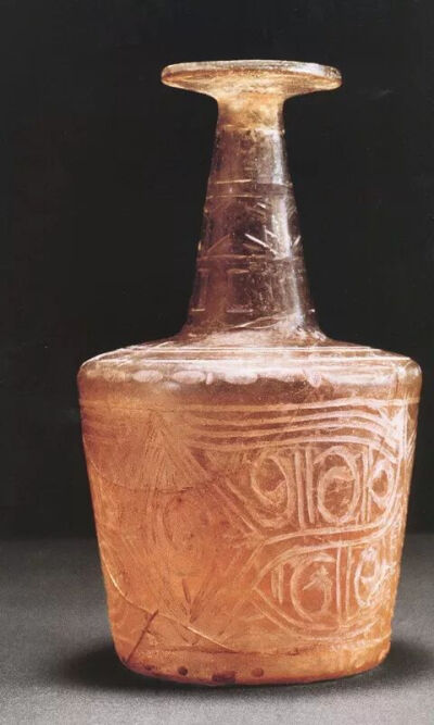 辽代   磨花玻璃高颈瓶  内蒙古文物考古研究所藏