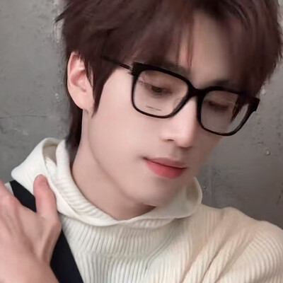 老年网速少年脸颊