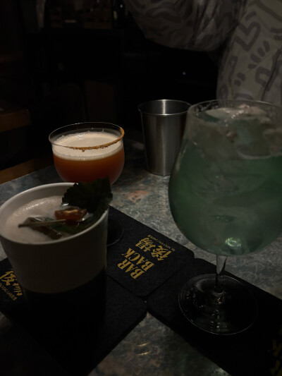 逛吃下关漫游车河
抬头已是星辰高耸皓月悬空
清酒几盏下肚只是人已惘然