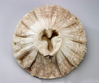 来自瑞典1620年代的三层白色亚麻褶领领口处收紧，以棒槌蕾丝花边装饰斯德哥尔摩王家军械库博物馆