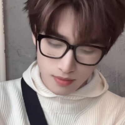 眼泪不争气的从嘴里流下来