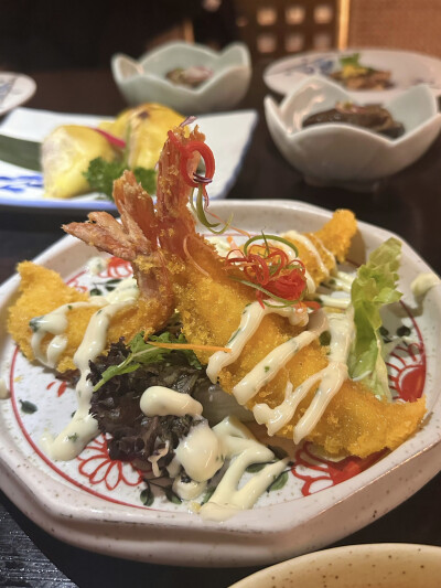 逛吃下关漫游车河
抬头已是星辰高耸皓月悬空
清酒几盏下肚只是人已惘然