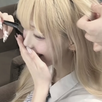 我们应该坐在一起发呆 你说这个地球完蛋了 然后我说有你在地球就不会完蛋