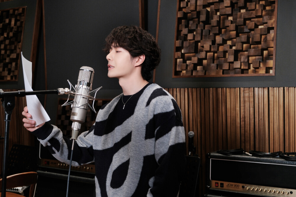 YIBO-OFFICIAL：
#王一博乐华家族新春单曲part#
「爆竹声吵吵闹闹 欢乐就定格在这一秒」
一起喊出那句新年快乐，花絮侧拍图请接收～
2026 快「马」加鞭 继续出发！@UNIQ-王一博 ​​​