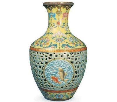 清乾隆  粉彩锦上添花开光海浪双鱼纹镂空套瓶2010年  英国班布里奇拍卖行