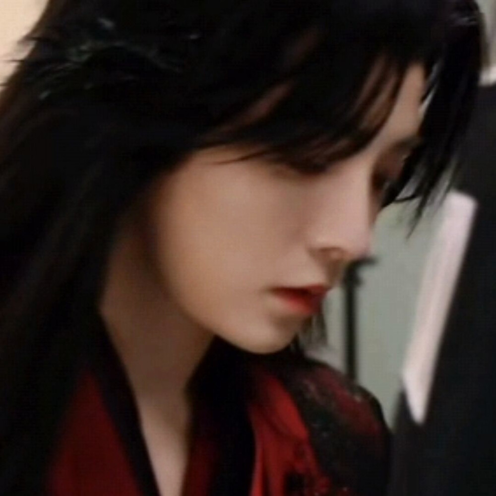 镜中的自己偶尔红妆