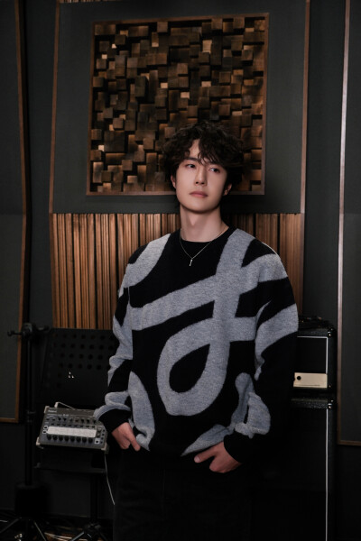 YIBO-OFFICIAL：
#王一博乐华家族新春单曲part#
「爆竹声吵吵闹闹 欢乐就定格在这一秒」
一起喊出那句新年快乐，花絮侧拍图请接收～
2026 快「马」加鞭 继续出发！@UNIQ-王一博 ​​​