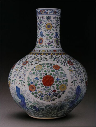 清雍正  斗彩团花天球瓶北京故宫博物院藏