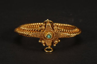 萨珊文化十字花嵌松石金手镯 公元4-6世纪上海观复博物馆 藏