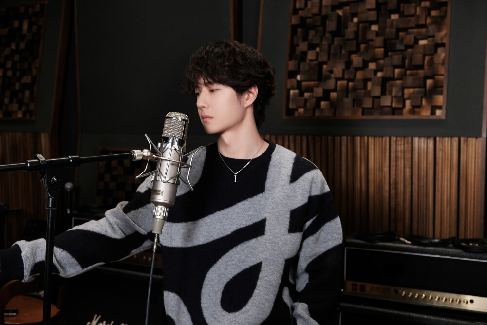 YIBO-OFFICIAL：
#王一博乐华家族新春单曲part#
「爆竹声吵吵闹闹 欢乐就定格在这一秒」
一起喊出那句新年快乐，花絮侧拍图请接收～
2026 快「马」加鞭 继续出发！@UNIQ-王一博 ​​​