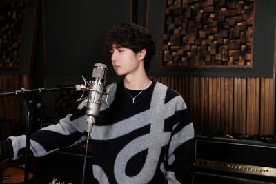 YIBO-OFFICIAL：
#王一博乐华家族新春单曲part#
「爆竹声吵吵闹闹 欢乐就定格在这一秒」
一起喊出那句新年快乐，花絮侧拍图请接收～
2026 快「马」加鞭 继续出发！@UNIQ-王一博 ​​​