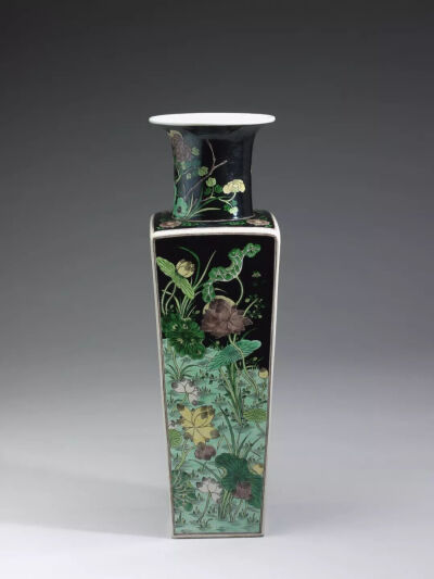 清康熙  墨地素三彩四季花鸟瓷方瓶台北故宫博物院藏