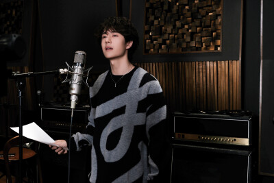 YIBO-OFFICIAL：
#王一博乐华家族新春单曲part#
「爆竹声吵吵闹闹 欢乐就定格在这一秒」
一起喊出那句新年快乐，花絮侧拍图请接收～
2026 快「马」加鞭 继续出发！@UNIQ-王一博 ​​​