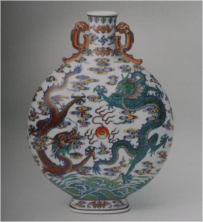 清乾隆  斗彩双龙纹抱月瓶北京故宫博物院藏