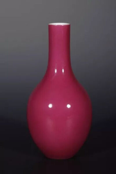 清乾隆  胭脂釉胆瓶
观复博物馆藏