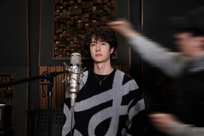 YIBO-OFFICIAL：
#王一博乐华家族新春单曲part#
「爆竹声吵吵闹闹 欢乐就定格在这一秒」
一起喊出那句新年快乐，花絮侧拍图请接收～
2026 快「马」加鞭 继续出发！@UNIQ-王一博 ​​​