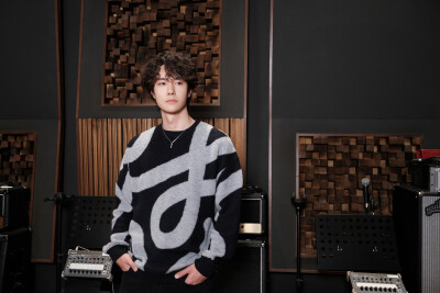 YIBO-OFFICIAL：
#王一博乐华家族新春单曲part#
「爆竹声吵吵闹闹 欢乐就定格在这一秒」
一起喊出那句新年快乐，花絮侧拍图请接收～
2026 快「马」加鞭 继续出发！@UNIQ-王一博 ​​​