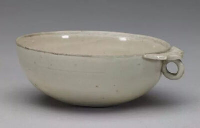 金代  定窑白釉板沿单柄洗 北京故宫博物院藏