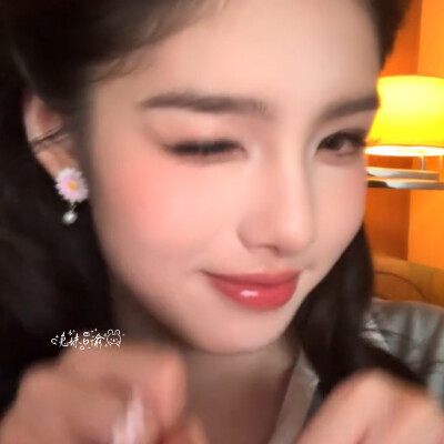 我以为攥得住名为你的温柔到头来却只是指尖的虚影