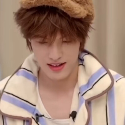 我们把红线在腕间绕三圈，打个死结——绳头塞进彼此掌心时，结扣硌着骨头跳，像两颗撞出淤青的心跳，在皮肉底下缠成解不开的年轮。