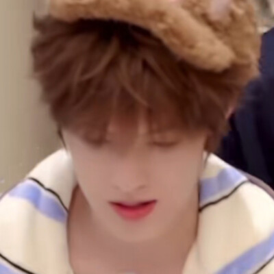 我们把红线在腕间绕三圈，打个死结——绳头塞进彼此掌心时，结扣硌着骨头跳，像两颗撞出淤青的心跳，在皮肉底下缠成解不开的年轮。