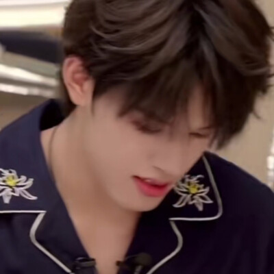 我们把红线在腕间绕三圈，打个死结——绳头塞进彼此掌心时，结扣硌着骨头跳，像两颗撞出淤青的心跳，在皮肉底下缠成解不开的年轮。