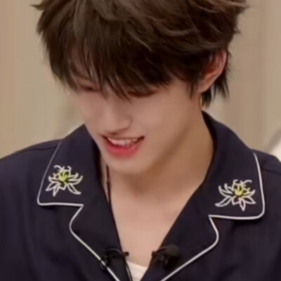 我们把红线在腕间绕三圈，打个死结——绳头塞进彼此掌心时，结扣硌着骨头跳，像两颗撞出淤青的心跳，在皮肉底下缠成解不开的年轮。